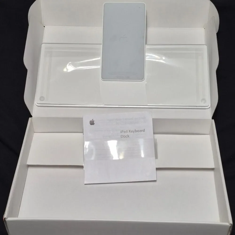 Rare Apple iPad Keyboard Dock Silver and White